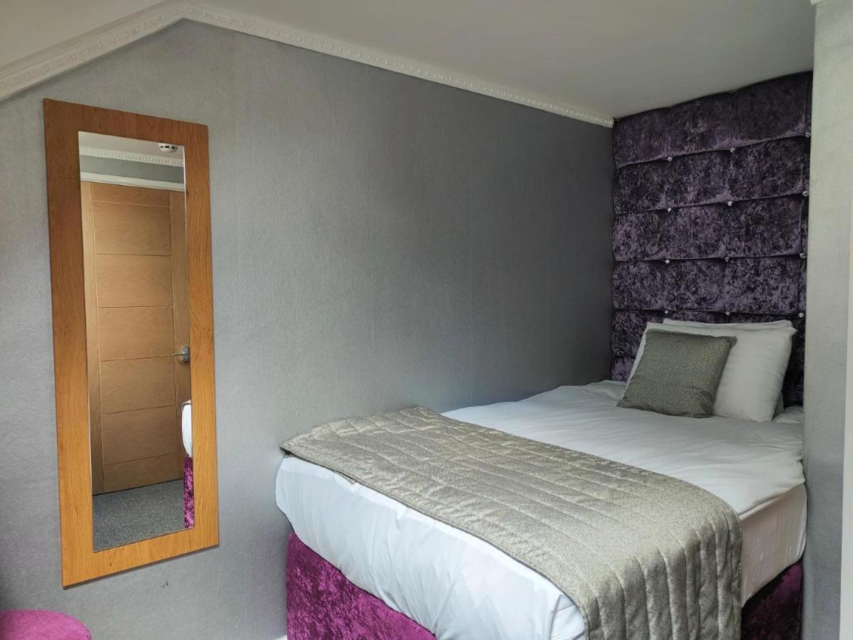 Hotel 24-7 Express Newport  Buitenkant foto